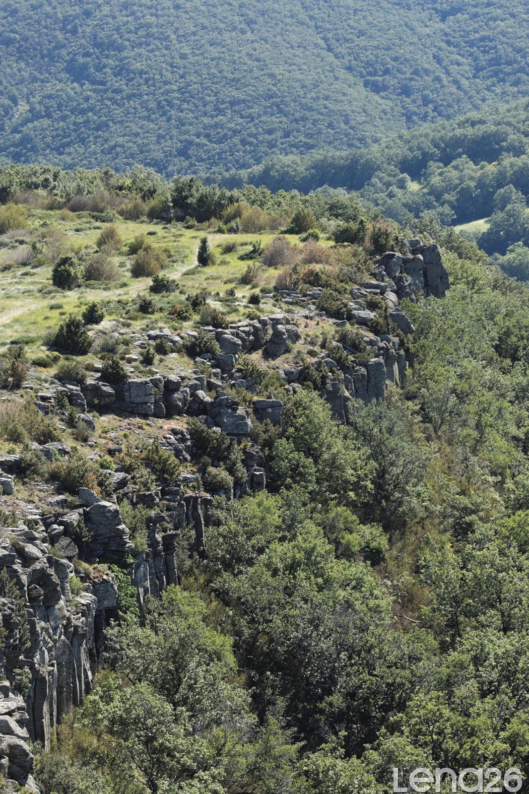 Balades en DrômeArdèche Rochemaure le Pic de Chenavari (Ardèche)