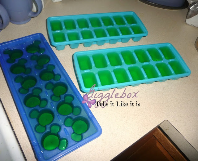 a delicious drink for St Patrick's Day, family friendly St Patrick's Day drink, lemon-lime kool-aid ice cubes in Sprite, St Patrick's Day, 