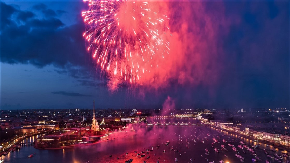 Алые паруса санкт-петербург салют. Салют над петербургом. Праздничный салют на день россии. Салют в петербурге 9 мая. Салют на вмф в питере.