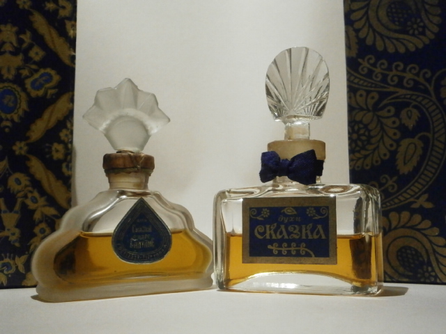Духи дзинтарс аэрофлот. Парфюмерная вода les contes bonheur. Духи уральские самоцветы. Духи винтаж. Туалетная вода сказка.