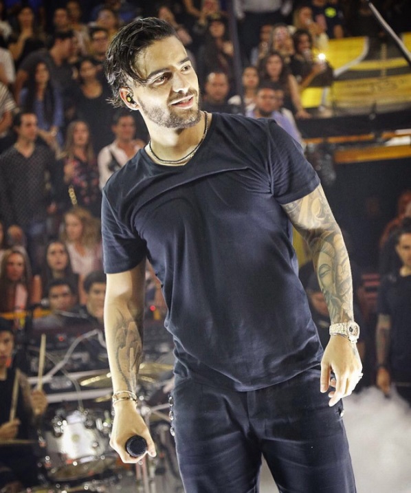 Maluma rechaza un beso de una fan en pleno concierto en Guadalajara - Maluma rechaza un beso de una fan en pleno concierto en Guadalajara -