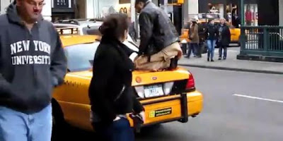 Pemuda bersolat di atas teksi di New York jadi tontonan ramai