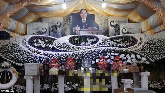 Gelar Prosesi Upacara Kematian Ayahnya, Pria Ini Sewa 50 Penari Seksi Untuk Iringi Pemakaman Gelar Prosesi Upacara Kematian Ayahnya, Pria Ini Sewa 50 Penari Seksi Untuk Iringi Pemakaman