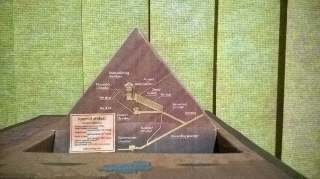 Maquete - Miniatura Pirâmide Quéops - Gizé - Egito