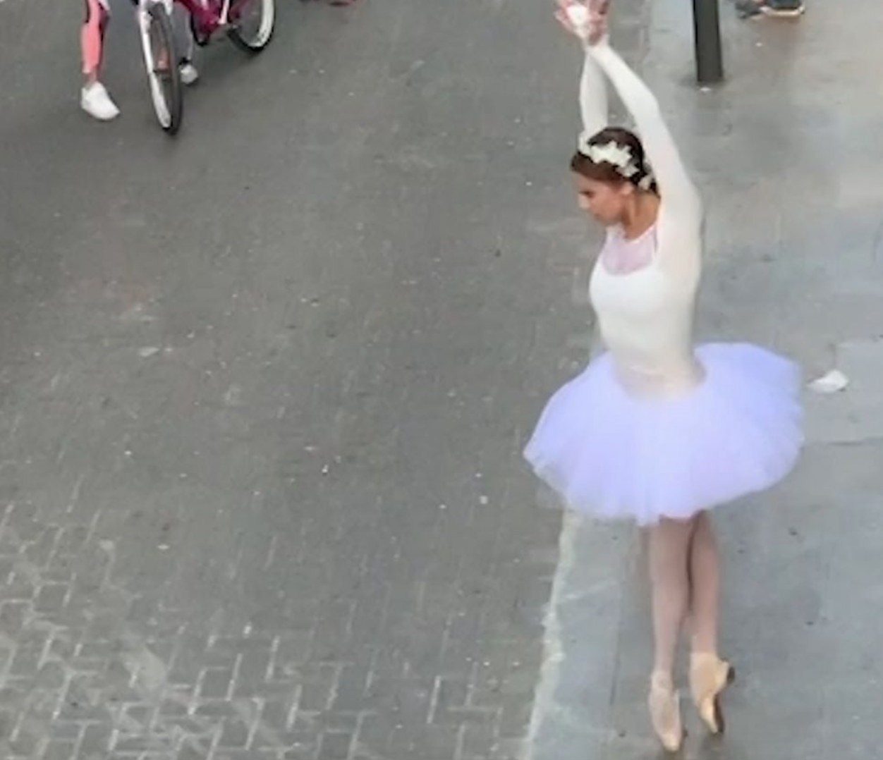 Una bailarina interpreta "El Lago de los Cisnes" en una calle de Barcelona