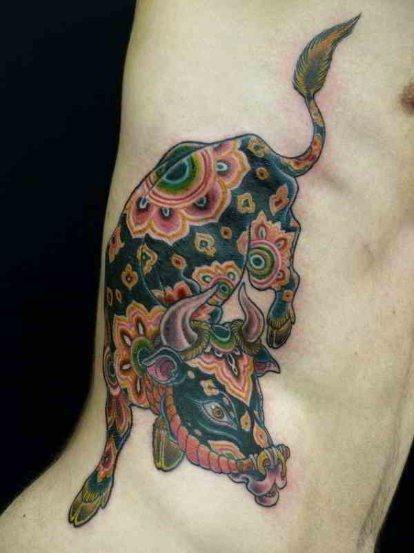  imagen con un tatuaje de Toro 