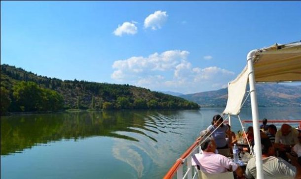 Καστοριά: Ο γύρος της λίμνης με το καραβάκι “ΟΛΥΜΠΙΑ”- Η ιστορία του ( βίντεο)