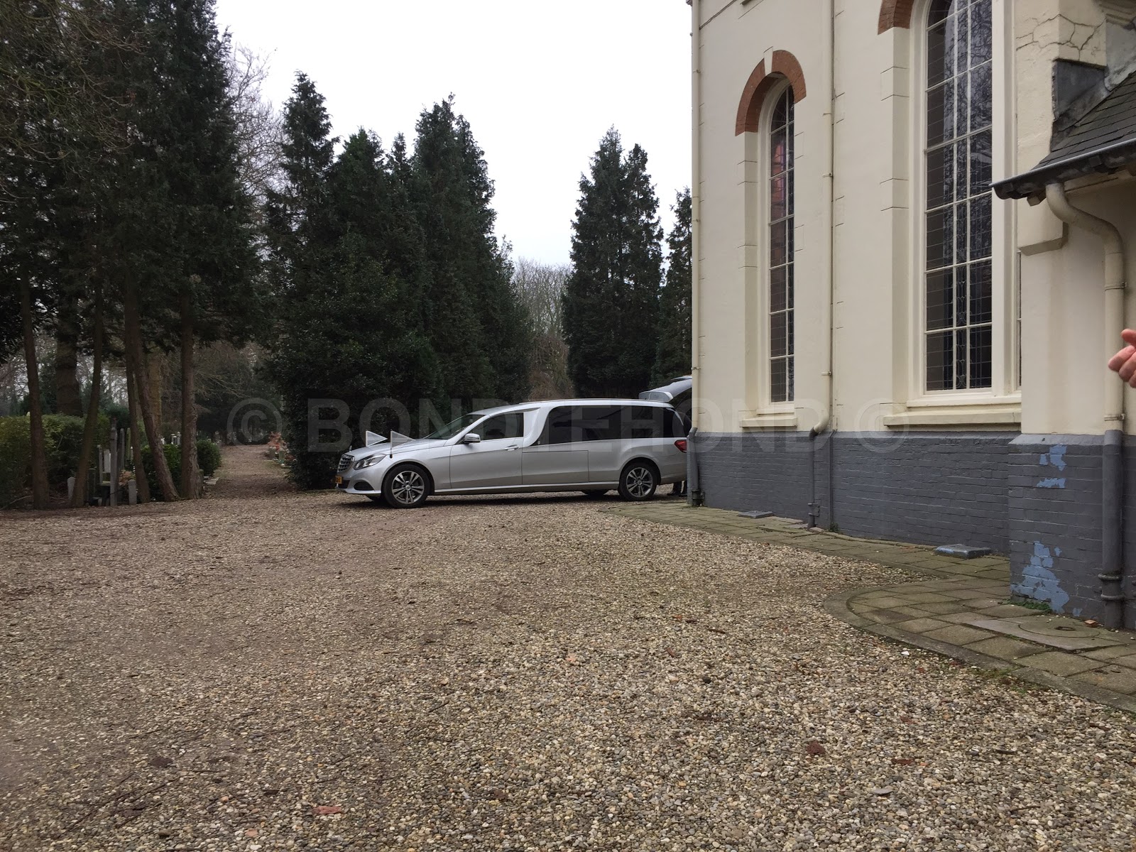 Bondtehond bij het liquidatieproces Misdaadjournalist Martin Kok naast Cor van Hout begraven op