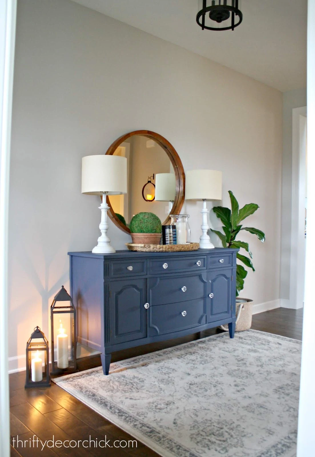 Dresser in foyer with lamps