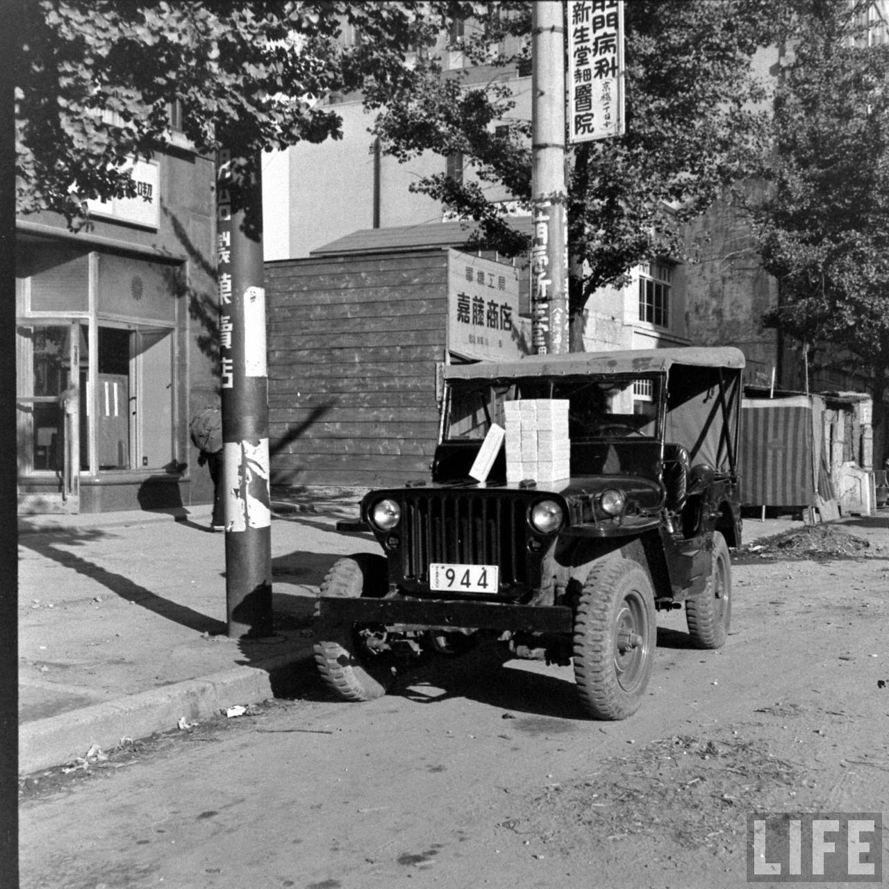 Pictures of Black Market in Japan in 1946 vintage everyday