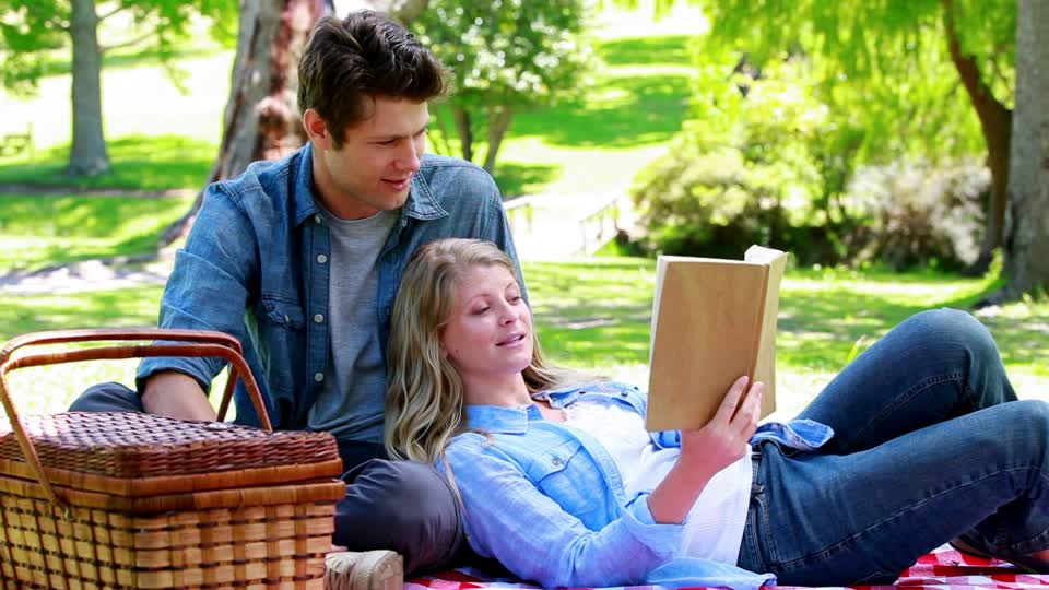 добавь букву чтобы получилось новое слово. супружеская пара читает библию. прочитай слова парами. подростки читают книги в парке. пара на лавочке сидят книгу читают.