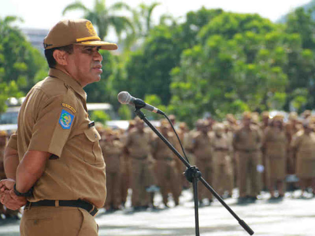 ASN Provinsi Kian Malas, Hery Dosinaen Pimpin Apel Pagi di Dok II Jayapura ASN Provinsi Kian Malas, Hery Dosinaen Pimpin Apel Pagi di Dok II Jayapura