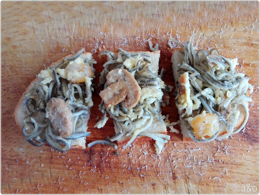 Tosta de angulas sucedáneas y gambas