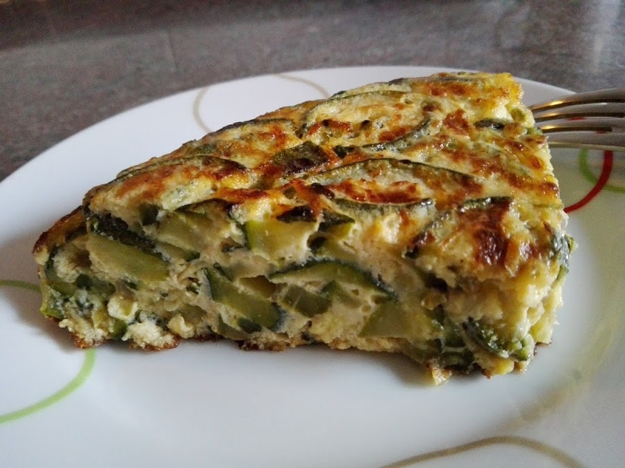 Trozo de tortilla de calabacín con cebolla.