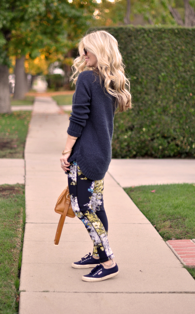 easy casual outfit, cropped floral pants, long chunky sweater, sneakers