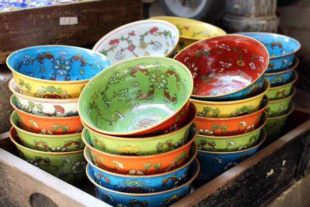 Pretty decorative bowls at Hong Kong street market | travel blog
