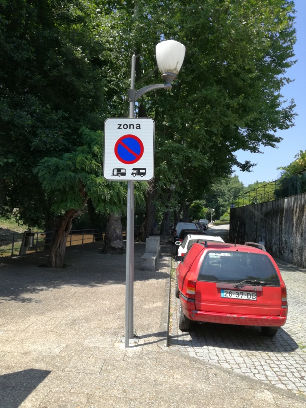 Zona de proibição para caravanas e aitocaravanas Zona de proibição para caravanas e aitocaravanas