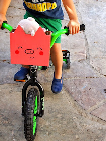Make a bike basket from cardboard for your kids!