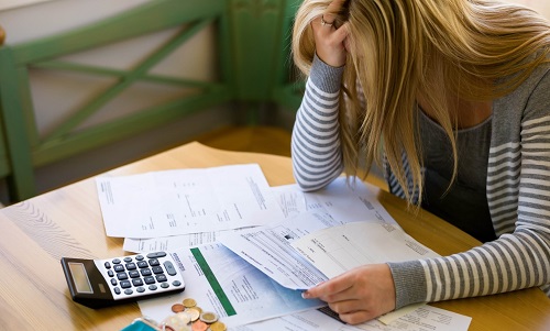 Inadimplente brasileiro deve três vezes o salário que recebe, diz pesquisa