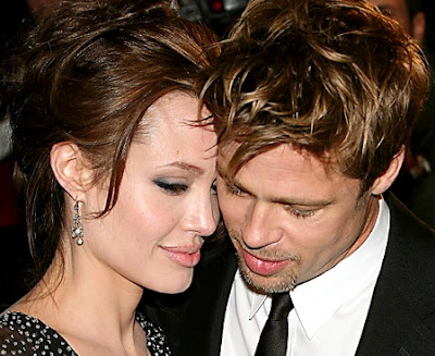 Brad Pitt y Angelina Jolie Foto de Brad Pitt y Angelina Jolie muy juntitos