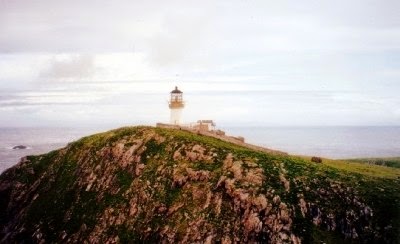 The_lighthouse_on_Eilean_Mor-400x244