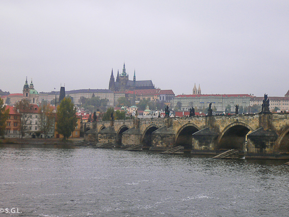 El puente de Carlos y el castillo de Praga El puente de Carlos y el castillo de Praga