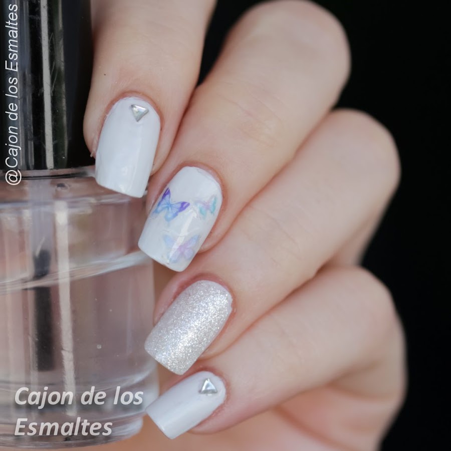 Uñas delicadas en blanco y plata