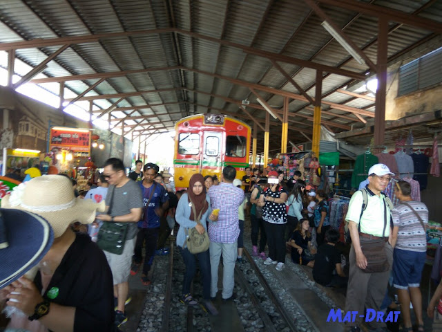 Travelog Percutian Bangkok - Maeklong Railway Station Market