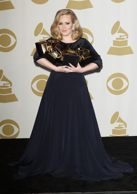 ADELE VESTIDA POR BURBERRY