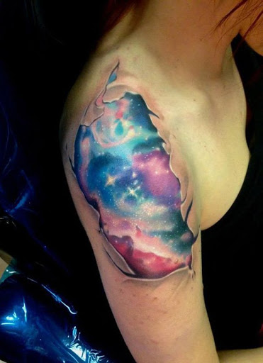 Outro espaço dentro de desenho de tatuagem. Este é muito mais sutil e mais bonito do que com as cores e, aparentemente, cintilantes e brilhantes estrelas.