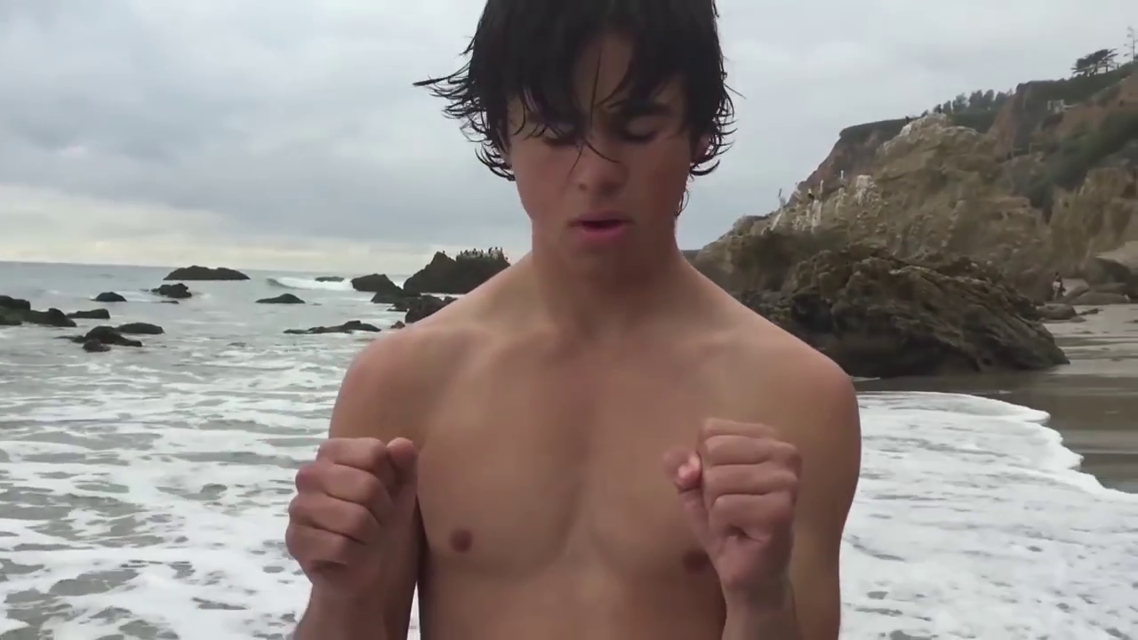 The Stars Come Out To Play: Keean Johnson - Shirtless & Barefoot Pics.