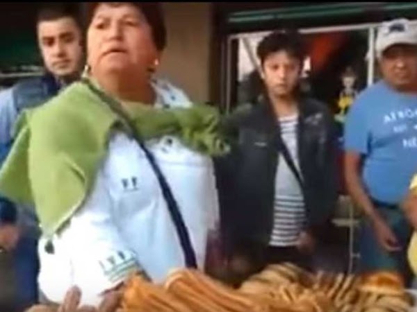 Inspector trata de quitar mercancía a ambulante y ciudadanos lo increpan: "Chinga a otros" Inspector trata de quitar mercancía a ambulante y ciudadanos lo increpan: "Chinga a otros"