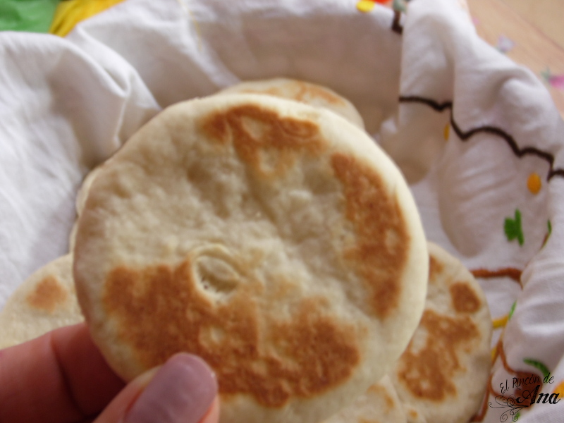 Chocolate caliente y gorditas de nata (crema de leche)