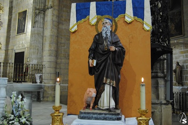 Bendición de la imagen de San Antonio Abad en la Parroquia de Santiago el Mayor de Alcalá de Guadaíra Bendición de la imagen de San Antonio Abad en la Parroquia de Santiago el Mayor de Alcalá de Guadaíra