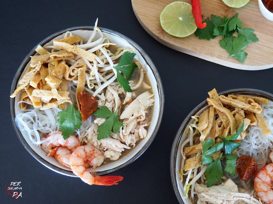 Laksa Sarawak al estilo Kuching, especialidad malaya popularizada por Anthony Bourdain. Caldo con noodles, pasta laksa, sambal belacan, guindilla a discreción.