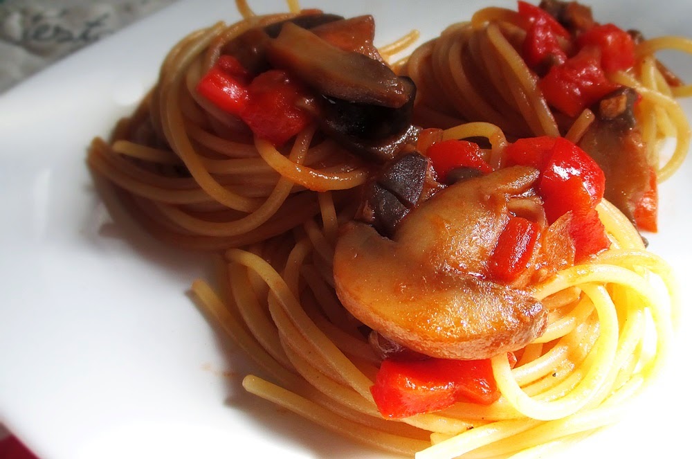 Spaghete cu ciuperci si sos de rosii picant