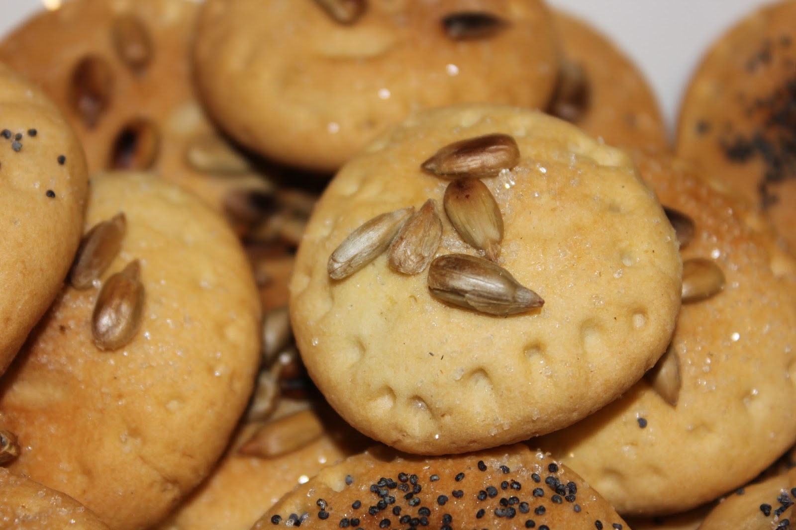 Печенье с шоколадной крошкой. Медовые печенье с яблоком. Печенье получилось жестким. Печенье с шоколадной крошкой американо. Печенья приплюснутые вытянутые.