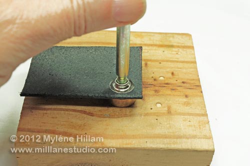 Setting the press stud in the punched hole with the setting tool