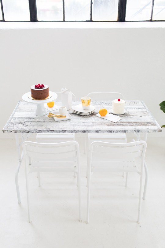 diy-mesa-plegable-madera-estilo-nordico-lamas-autoadhesivas