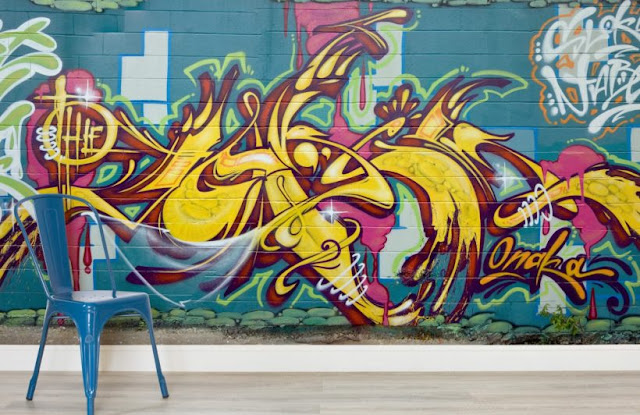 Graffiti tapet gul text ungdomstapet pojkrum pojktapet