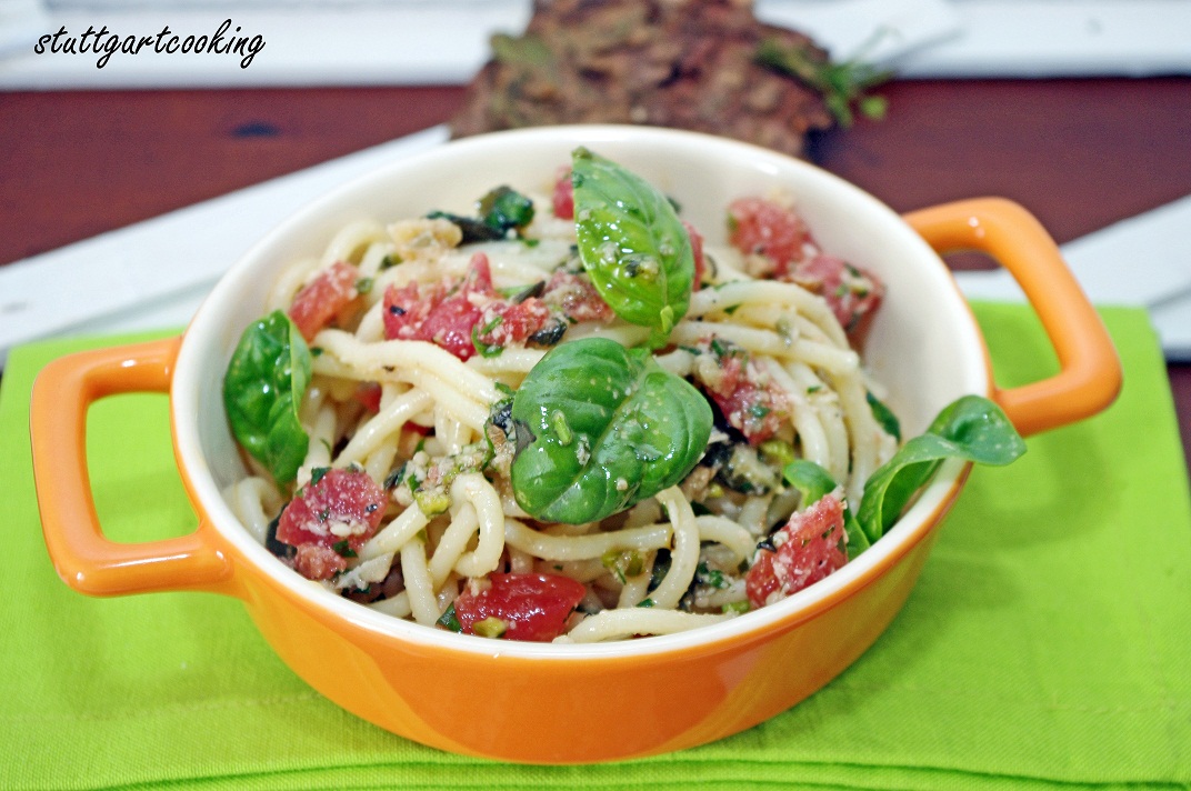 stuttgartcooking: Spaghetti mit Tomaten-Pesto und Basilikum