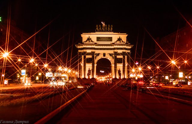 Триумфальная арка ночью