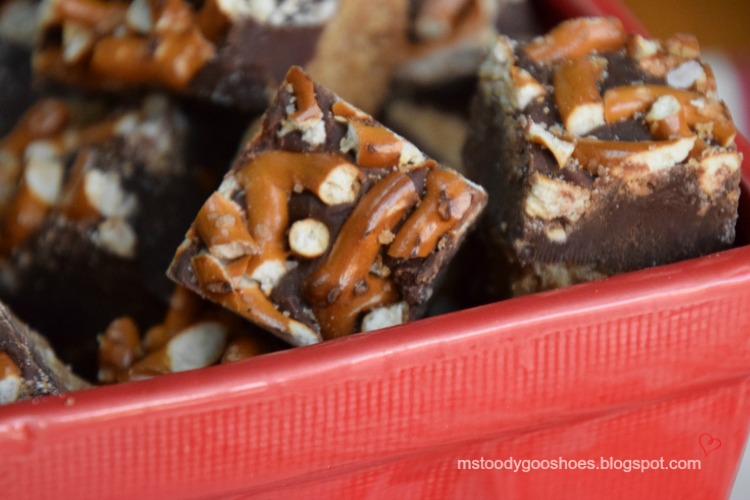If you like salty and sweet in the same bite, you will LOVE these salty-sweet chocolate pretzel bites! | Ms. Toody Goo Shoes