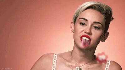 Lengua de Miley Cyrus en movimiento (gif)