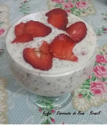 KEFIR COM SEMENTES DE CHIA, LINHAÇA E MORANGOS KEFIR COM SEMENTES DE CHIA, LINHAÇA E MORANGOS