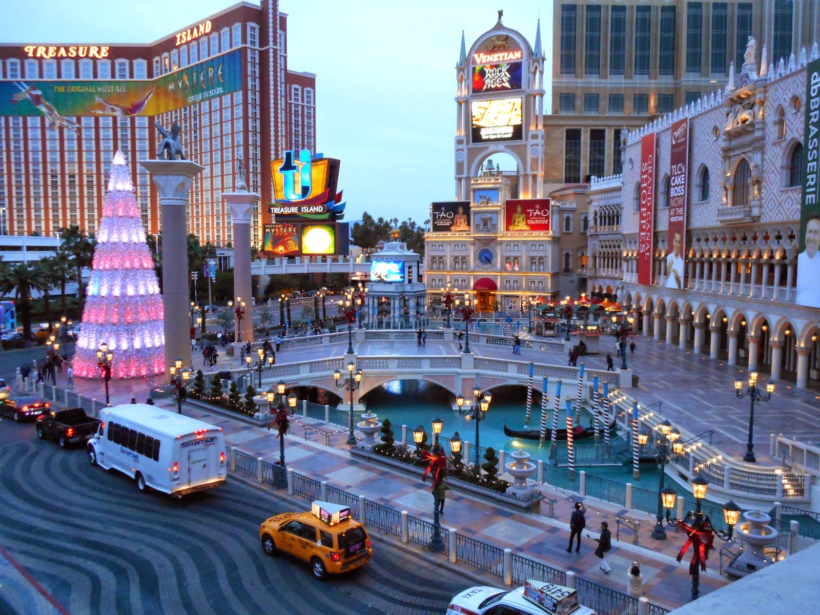 RV Voyageur: Vegas Alive and Buzzing With Christmas Themes&hellip;.