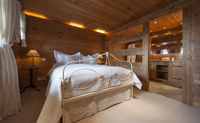 UNA CASA VESTIDA PARA EL INVIERNO [] A HOUSE DRESSED FOR WINTER