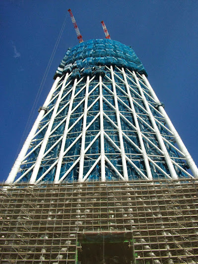 北十間川南側道路から見た建設中(174m)の塔体