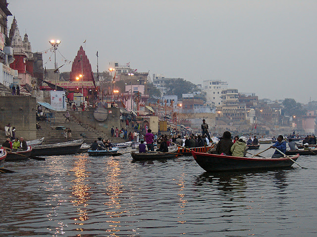 Sur le Gange au lever du soleil
