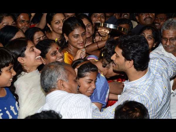 jagan-reddy-out-of-jail+(2).jpg